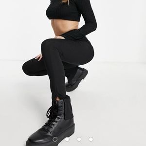Flounce narrow ribbed leggings with side split in black